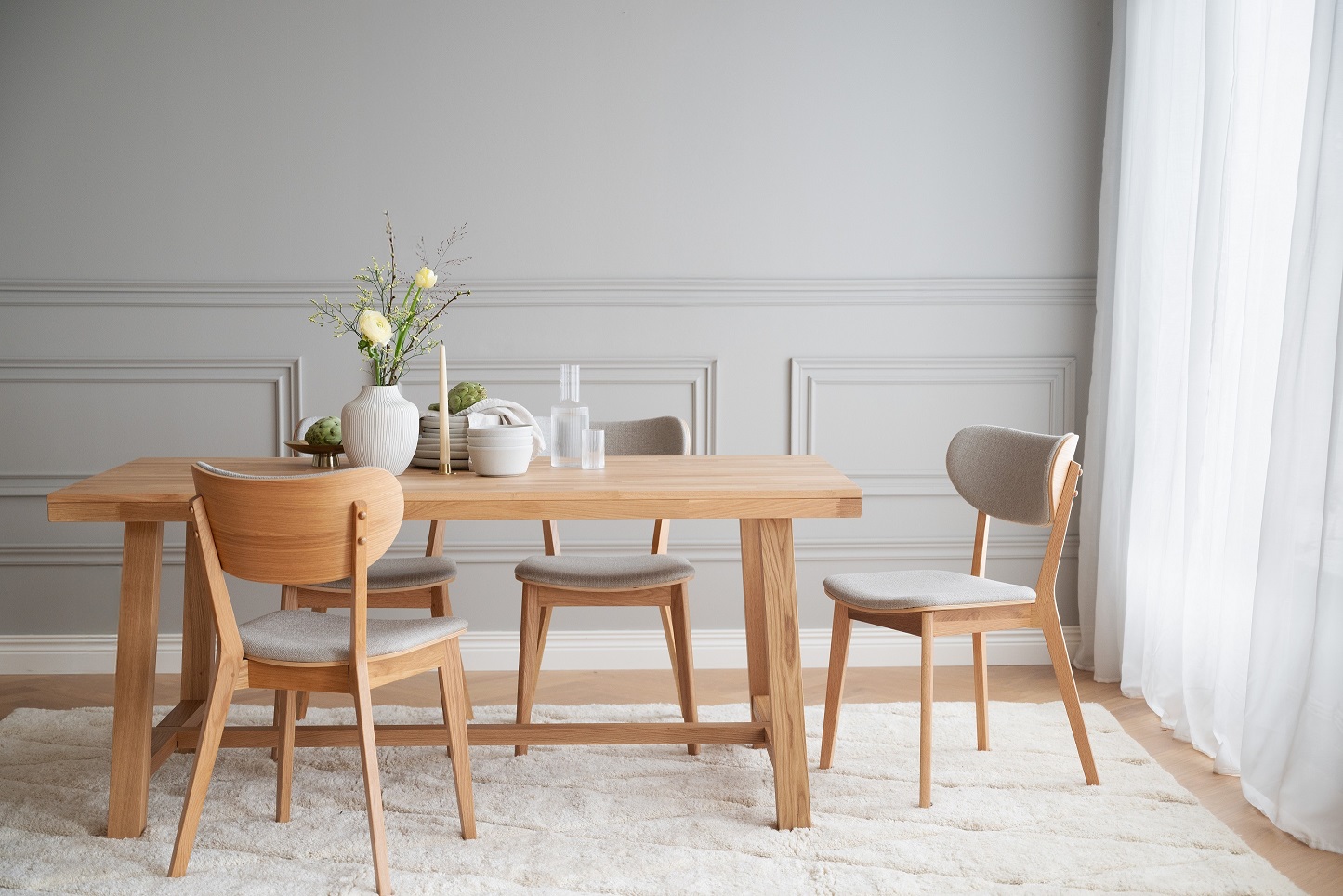 108534-113042_b_mb_Brooklyn_dining_table_oak_Kato_chair_oak_beiegrey_01.jpg
