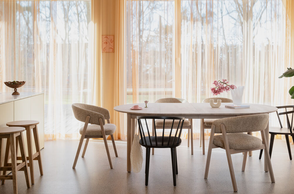 128054-128055-120165-106231_b_mb_Derrymore_dining_table_Derrymore_insert_ww_Barnaby_chair_dark_beige_ww_Carmen_chair_black_02.jpg