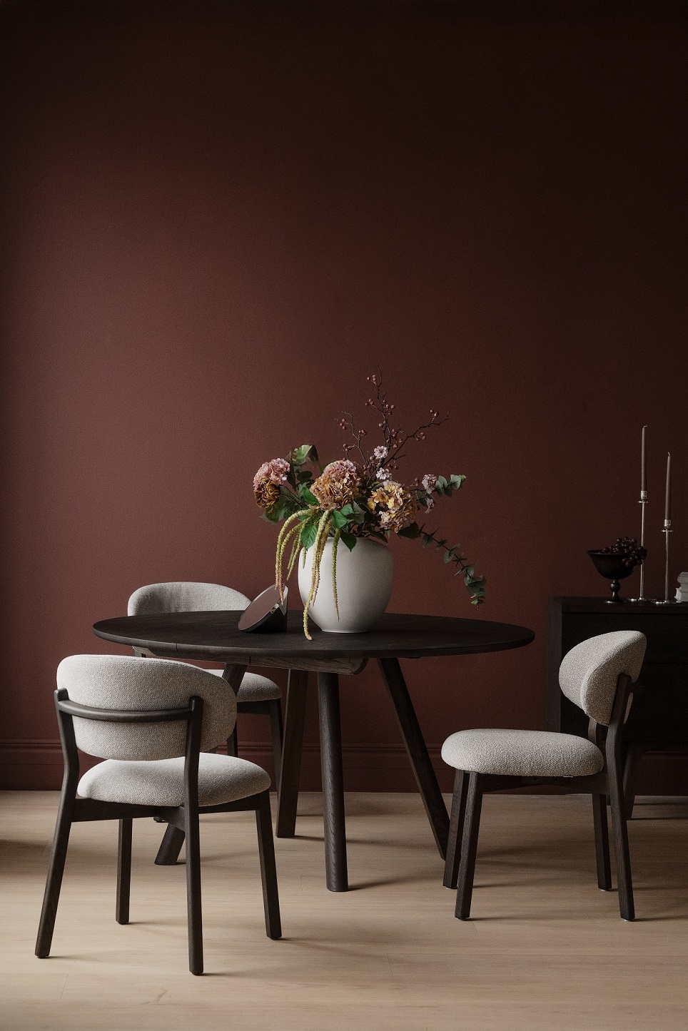 128173-120174_b_mb_Clapperton_dining_table_brown_Patterson_chair_brown03.jpg