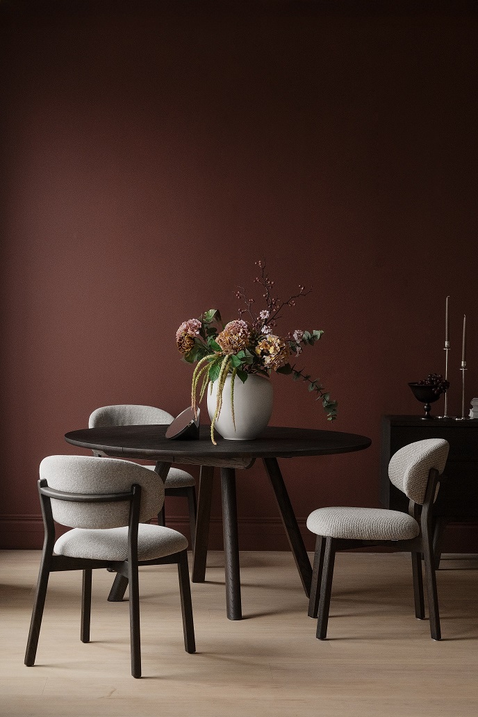 128173-120174_b_mb_Clapperton_dining_table_brown_Patterson_chair_brown03.jpg