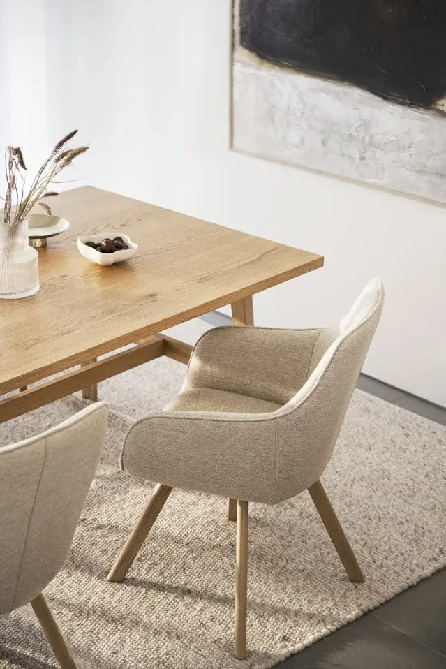 22603_121182-17880_b_mb_plainfieldtableinoakalisonchairwithlacquered02-01KQRMP7X6TD7AMSZTSA3YX12T.webp