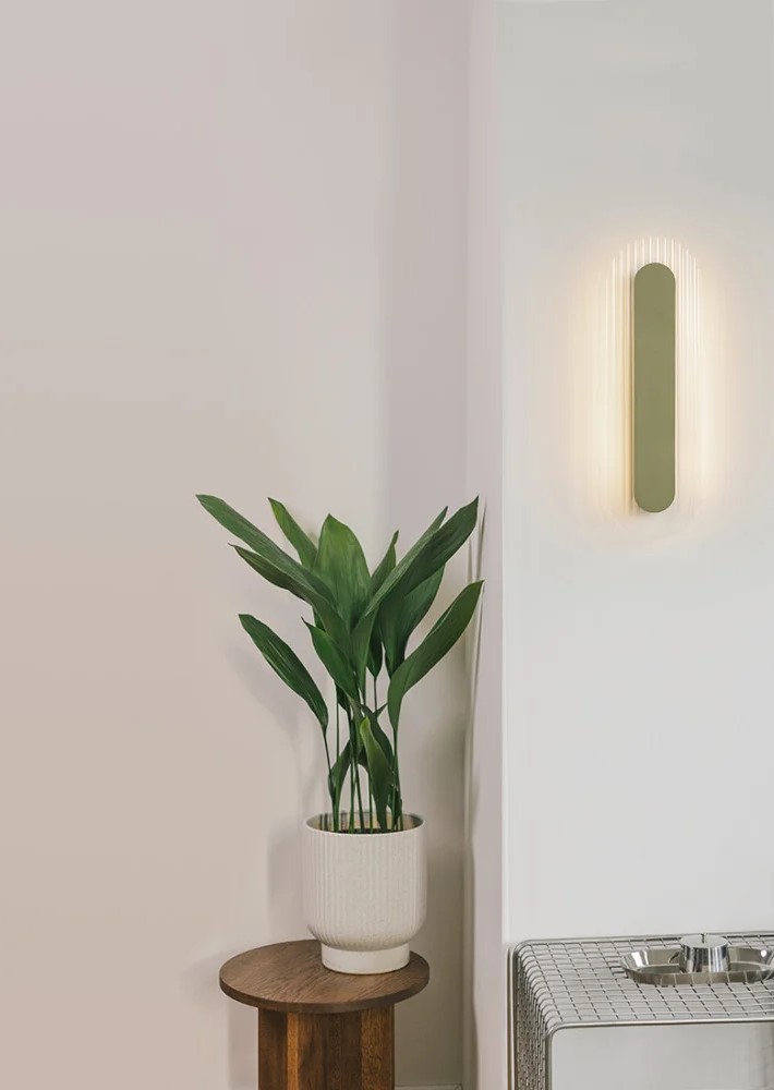 riflo-w-c-burgundowa-lampa-scienna-kinkiet-z-regulowanym-reflektorem.jpg